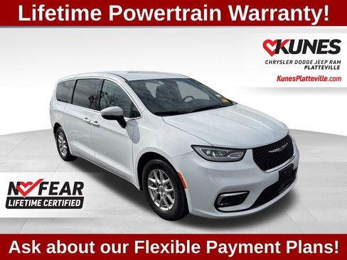 Used 2023 Chrysler Pacifica Touring-L image 3