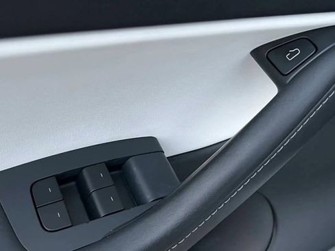 Used 2021 Tesla Model Y Performance image 32