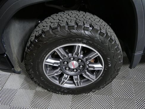 Used 2024 GMC Sierra 1500 AT4 w/ Technology Package AWD/4WD image 10
