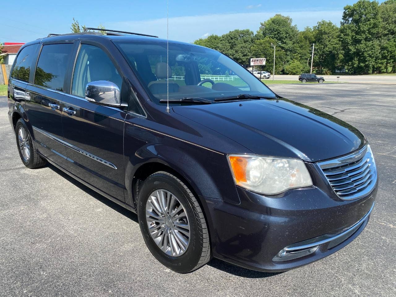 Used 2014 Chrysler Town & Country Touring-L w/ Driver Convenience Group FWD image 4