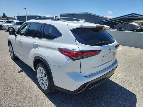 Used 2023 Toyota Highlander Limited FWD image 3
