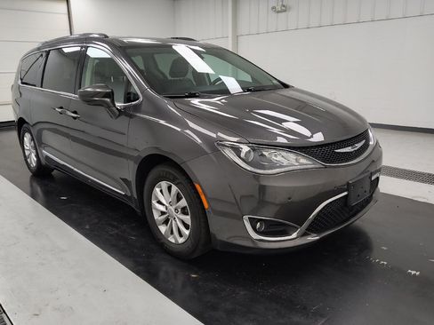 Used 2018 Chrysler Pacifica Touring-L Plus w/ Advanced Safetytec Group FWD image 13