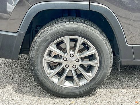 Used 2021 Jeep Cherokee Latitude Plus image 8