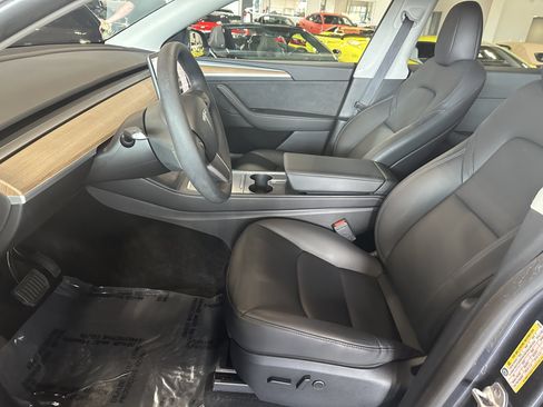 Used 2024 Tesla Model Y Long Range AWD/4WD image 4