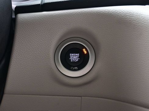Used 2023 Chrysler Pacifica Touring-L FWD image 26
