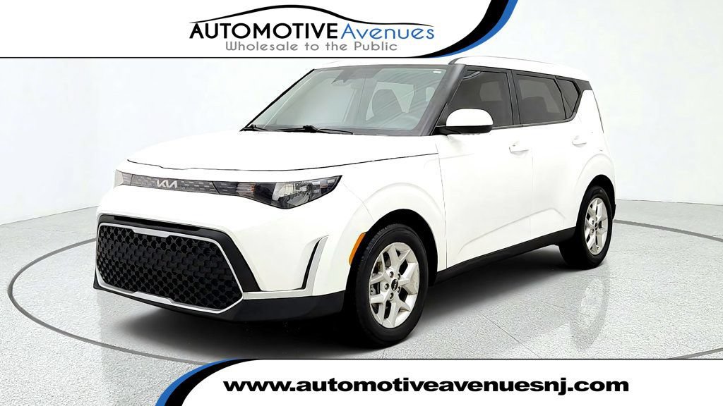 Used 2024 Kia Soul LX w/ Option Group 015 FWD image 1