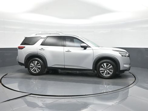 Used 2022 Nissan Pathfinder SL w/ Lighting Package (N92) image 9
