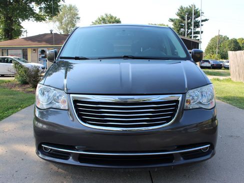 Used 2016 Chrysler Town & Country Touring FWD image 3
