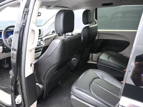Used 2024 Chrysler Pacifica Limited FWD image 15