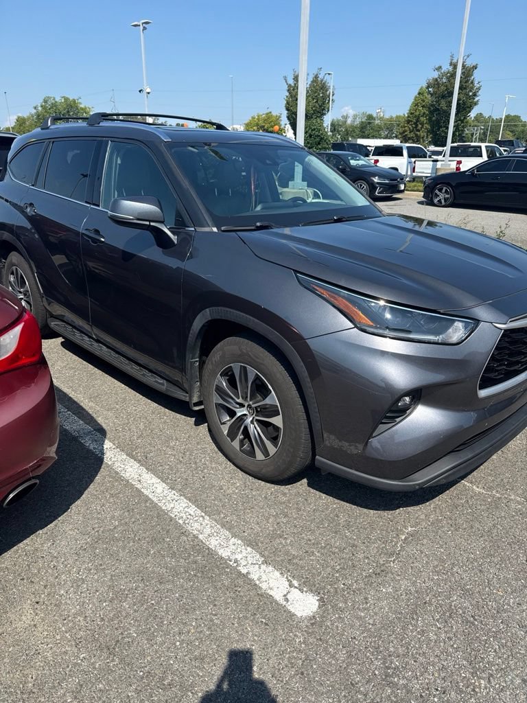 Used 2021 Toyota Highlander XLE FWD image 19