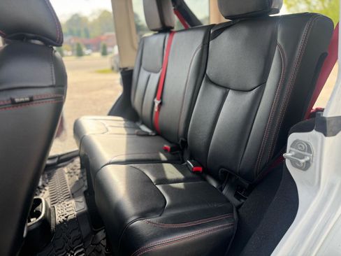 Used 2017 Jeep Wrangler Unlimited Rubicon image 18
