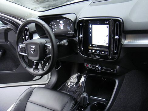 Used 2020 Volvo XC40 T5 Momentum w/ Protection Package Premier image 18