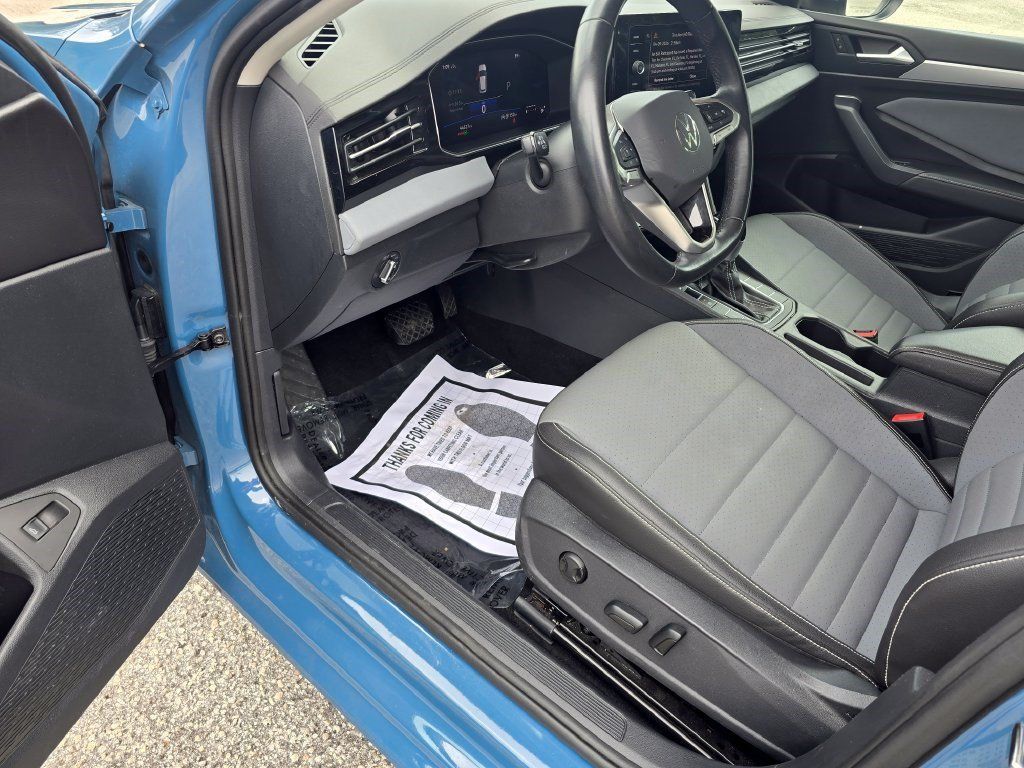 Used 2025 Volkswagen Jetta SE FWD image 15