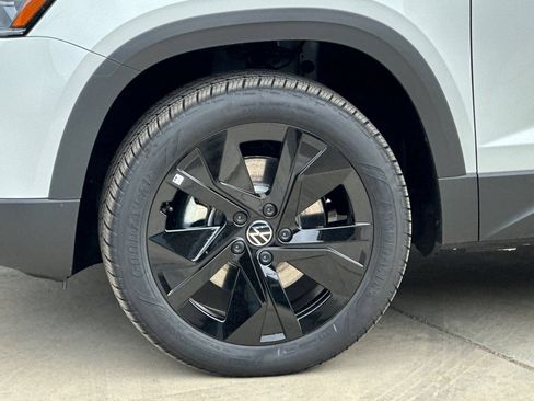 New 2026 Volkswagen Taos SE FWD image 25