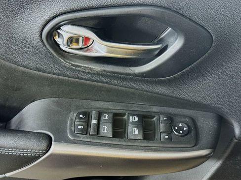 Used 2019 Jeep Cherokee Latitude w/ Popular Appearance Group FWD image 20