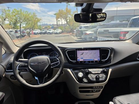 Used 2022 Chrysler Pacifica Touring-L FWD image 11
