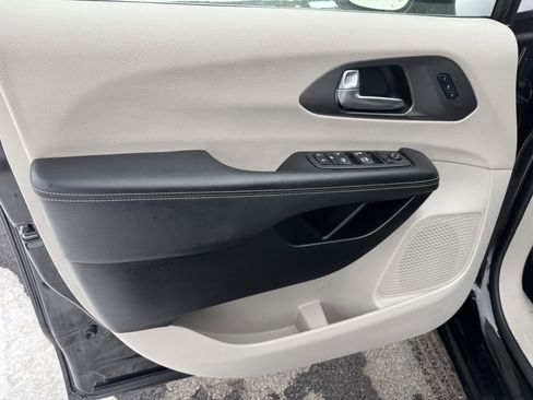 Used 2023 Chrysler Pacifica Touring-L image 16