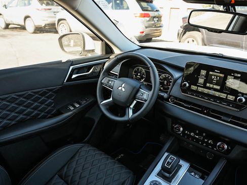 New 2025 Mitsubishi Outlander SEL image 14