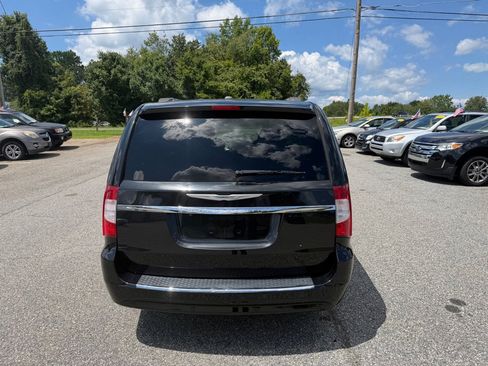 Used 2014 Chrysler Town & Country Touring-L w/ Driver Convenience Group FWD image 6