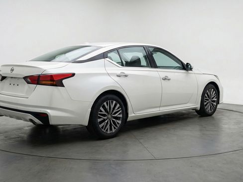 Used 2025 Nissan Altima 2.5 SV image 9