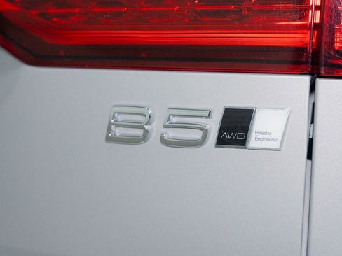 Used 2023 Volvo V60 B5 Cross Country Ultimate w/ Climate Package image 10