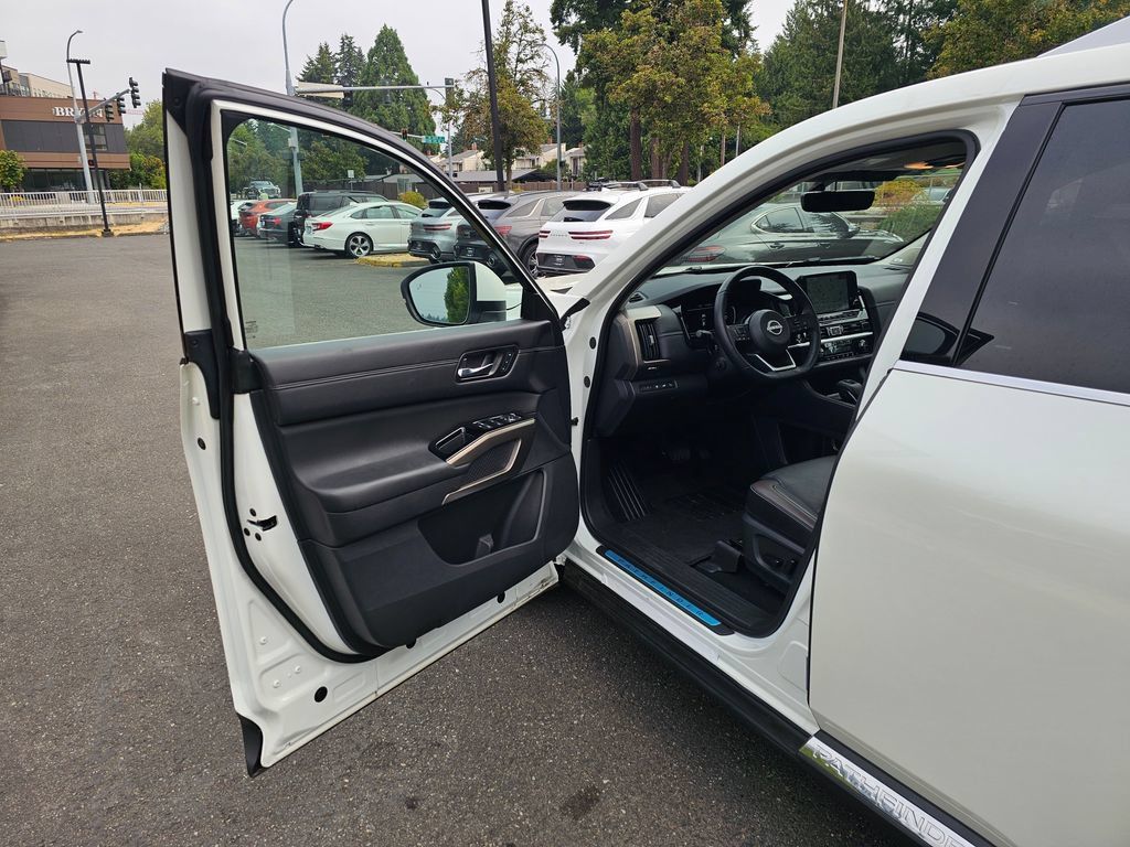 Used 2024 Nissan Pathfinder Platinum AWD/4WD image 20