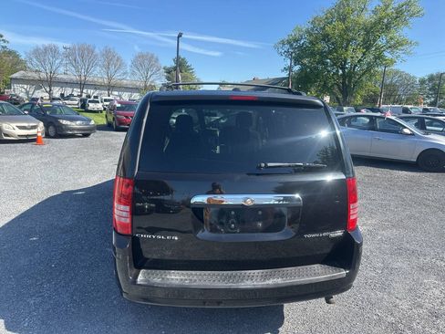 Used 2010 Chrysler Town & Country Touring FWD image 4