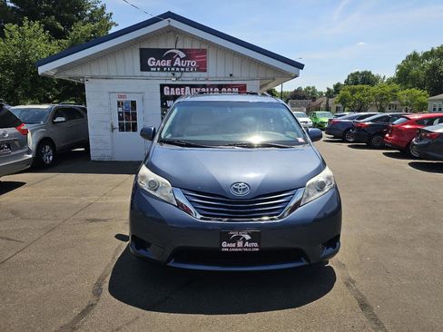 Used 2015 Toyota Sienna LE FWD image 2