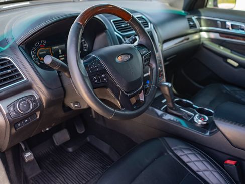 Used 2019 Ford Explorer Platinum AWD/4WD image 8