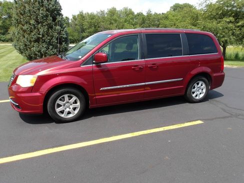 Used 2011 Chrysler Town & Country Touring FWD image 1