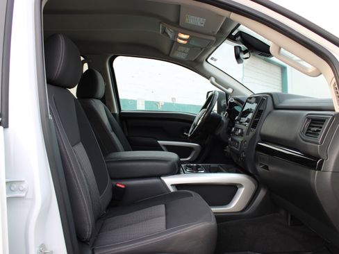 Certified 2022 Nissan Titan SV w/ SV Convenience Package image 16