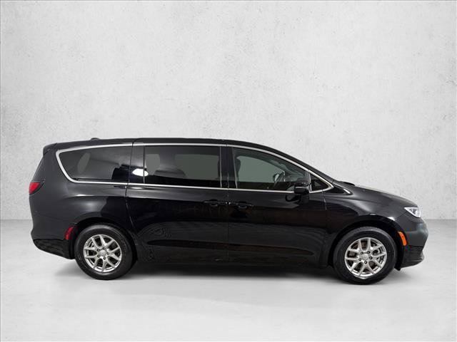 Used 2025 Chrysler Pacifica Select FWD image 2