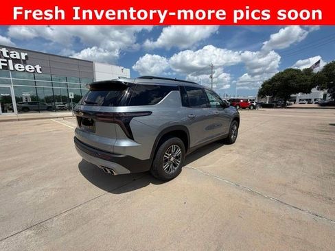 Used 2024 Chevrolet Traverse LT FWD image 3