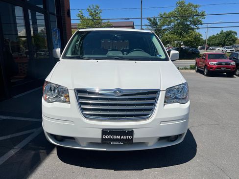 Used 2009 Chrysler Town & Country Touring FWD image 17
