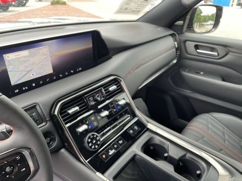 Used 2025 Nissan Armada PRO-4X w/ Pro-4X Premium Package AWD/4WD image 13