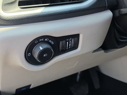 Used 2024 Chrysler Pacifica Limited FWD image 15