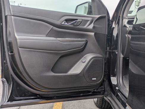 Used 2023 GMC Acadia SLT image 13