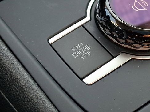 Certified 2025 Volkswagen Tiguan SE image 25