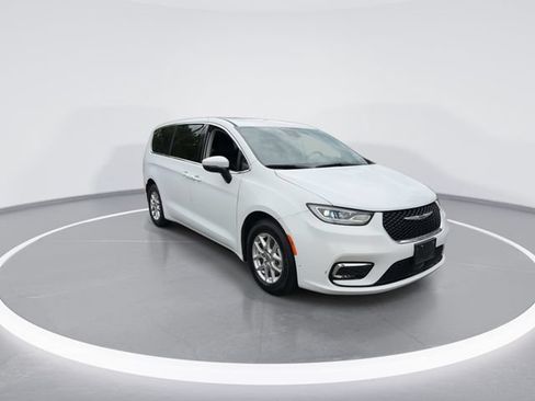 Used 2023 Chrysler Pacifica Touring-L FWD image 2