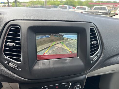 Used 2018 Jeep Compass Latitude w/ Popular Equipment Group FWD image 16