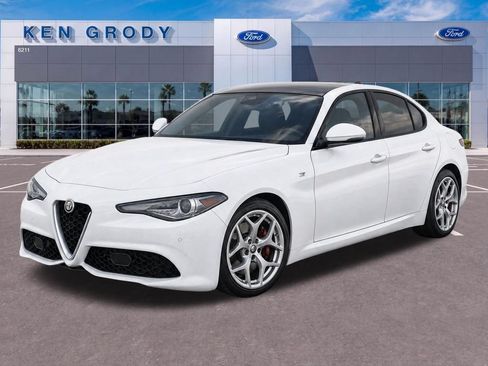 Used 2022 Alfa Romeo Giulia Ti RWD image 8