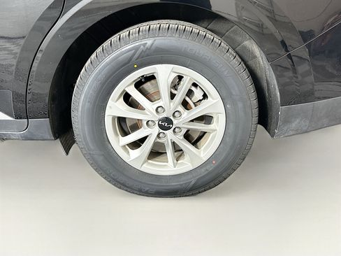 Used 2024 Kia Carnival LX image 11