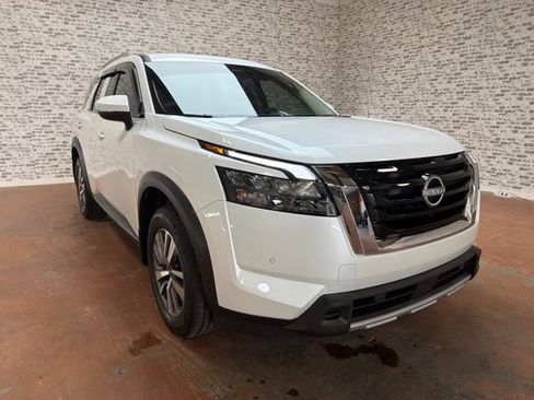 Used 2025 Nissan Pathfinder SL FWD image 9