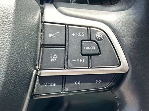 Used 2023 Toyota Highlander LE AWD/4WD image 31