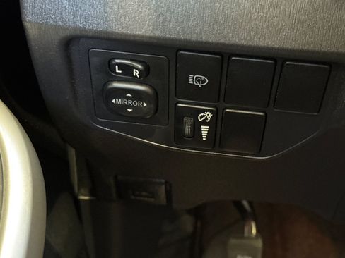Used 2015 Toyota Prius Five FWD image 36