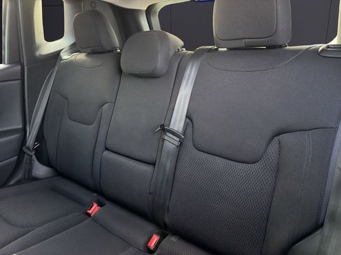 Used 2018 Jeep Renegade Altitude w/ Cold Weather Group FWD image 21