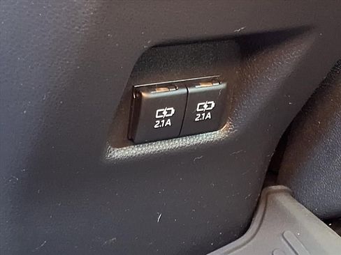 Used 2020 Toyota RAV4 XLE Premium image 19