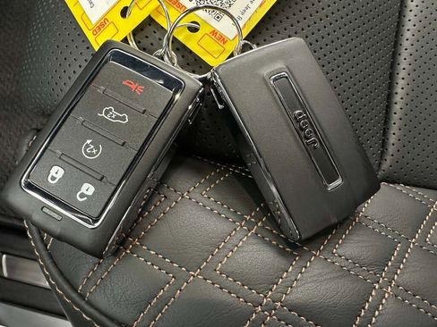 New 2025 Jeep Grand Cherokee Summit w/ Luxury Tech Group V image 31