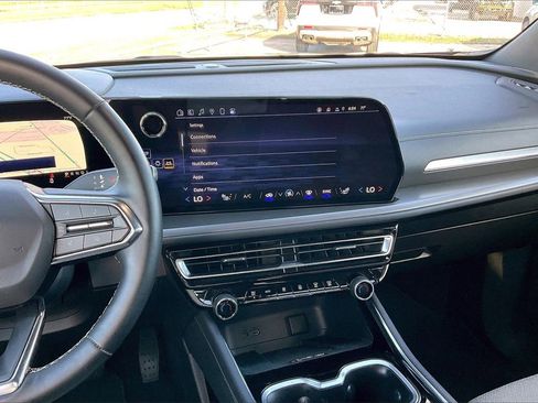 Certified 2025 Chevrolet Traverse LT image 9