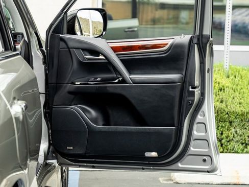 Used 2021 Lexus LX 570 4WD w/ Luxury Package image 28